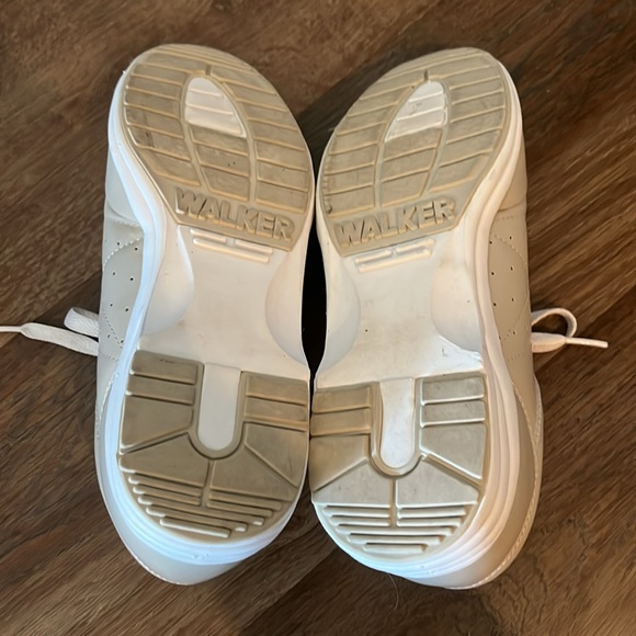 Propet SZ 7 shock absorber walking shoes. Excellent condition. - Picture 5 of 9